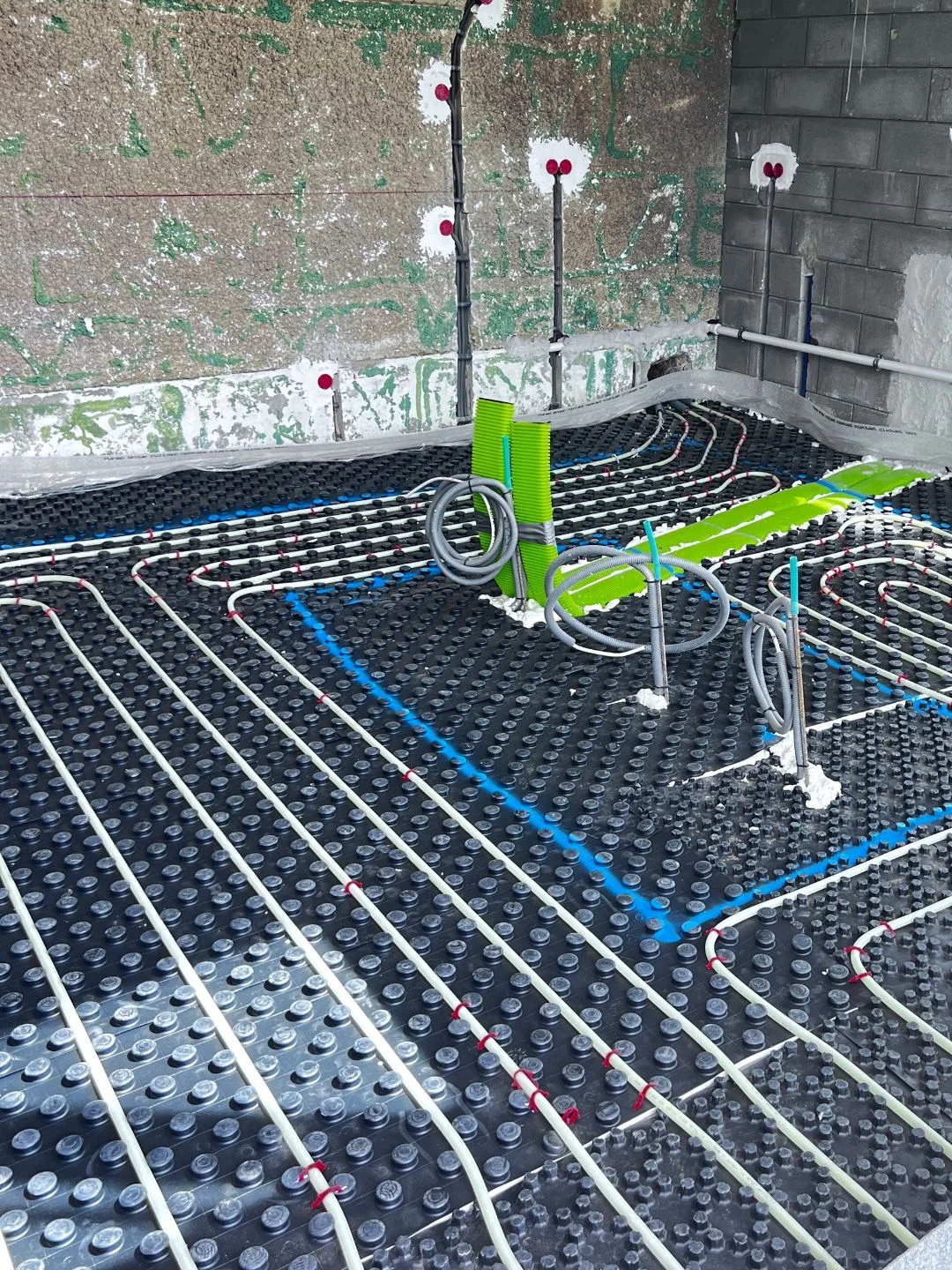 Installation de chauffage par le sol hydraulique sur isolant avant chape